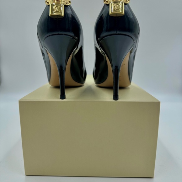 LOUIS VUITTON “OH REALLY” Padlock Round Toe Black Pumps - Picture 14 of 16